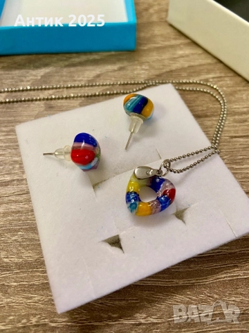 Ярък комплект от муранско стъкло: обеци тип „пусети“ и медальон-сърце на верижка