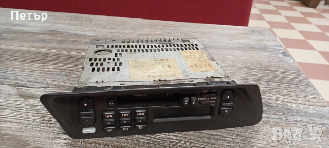 Радиокасетофон за кола Clarion от Peugeot, снимка 2 - Радиокасетофони, транзистори - 53299532