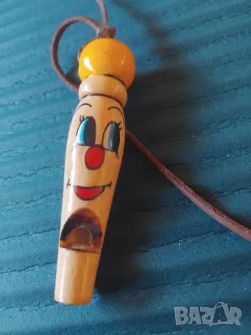 Свирка -  дървена ръчно рисувана с кожена връзка