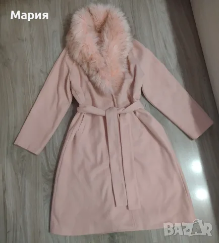 Дамско палто с пухена яка