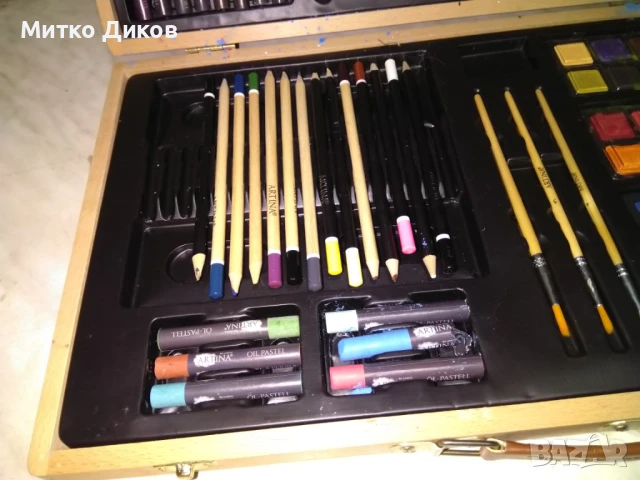 Кутия с четки моливи пастели и други за рисуване маркови на Артина