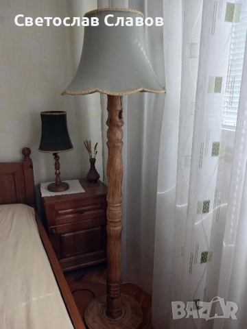 Висок лампион със стойка от стругован дъб и светлозелена шапка  , снимка 2 - Лампиони - 52070268