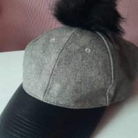 Нова дамска шапка с пухче , снимка 1 - Шапки - 42757211