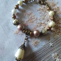 Нов модел перлена гривна с висулка бяла перла капка и красиви орнаменти в цвят бронз, снимка 3 - Гривни - 33891373