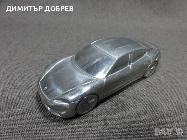 ОРИГИНАЛНА МЕТАЛНА СКУЛПТУРА ПРЕСПАПИЕ PORSCHE TAYCAN LIMITED EDITION MODEL – МАЩАБ 1:43