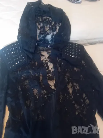 Дантелен  суичър с цип и капсички 