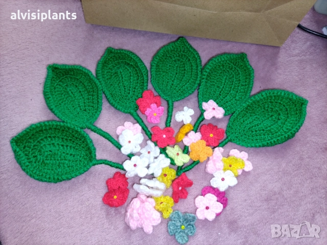 Комплект за творчество: 10 ръчно плетени листа + 50 цветя с мъниста, снимка 2 - Други - 52856397