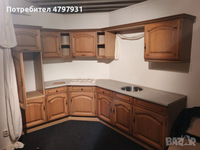 Чисто нова кухня с вратички от дъбов масив и уреди 