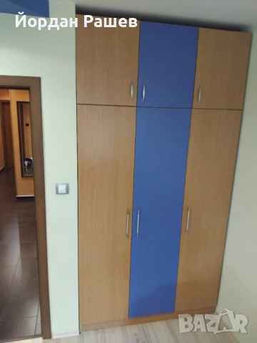 Гардероб с надстройка и бюро 