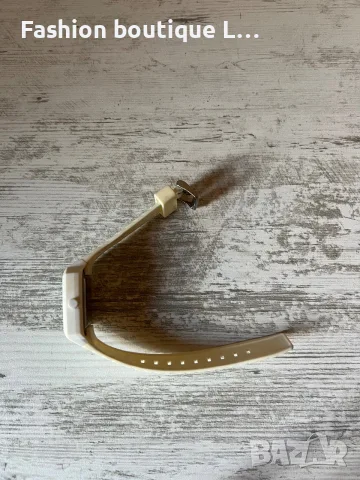 Бял часовник APPERTIFF с гумена каишка Stainless steel back и е Water resistant 100 metres , снимка 3 - Водоустойчиви - 56112595