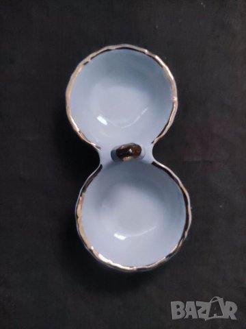 Продавам порцеланова Солница с позлата , цветя, петле