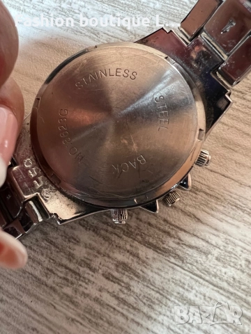 Сребърен дамски часовник неръждаема стомана с бял циферблат работи отлично трябва му батерия ❤️, снимка 3 - Дамски - 52352523