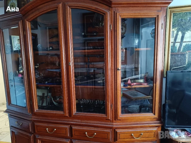 Масивна дървена витрина от две части , снимка 4 - Антикварни и старинни предмети - 51080415