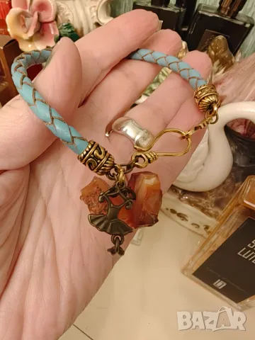 Ръчно изработена гривна с  Хесонит позлата и кожа, снимка 2 - Гривни - 49485369