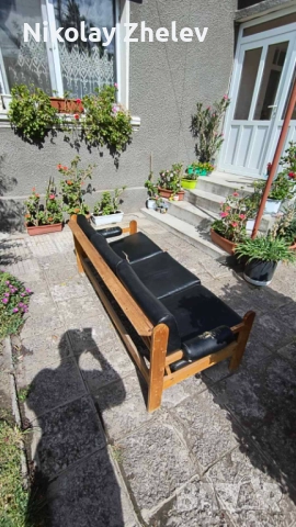 Продавам диван и един фотьойлаот дърво 