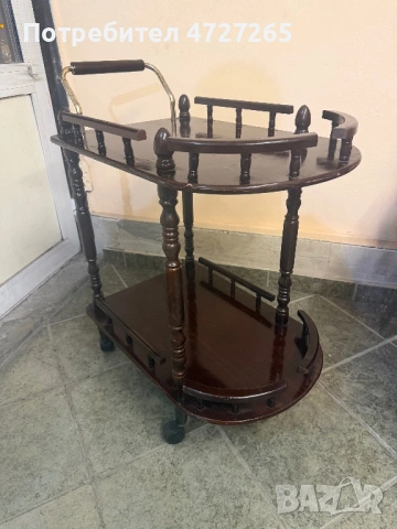 Сервизна масичка на колелца 