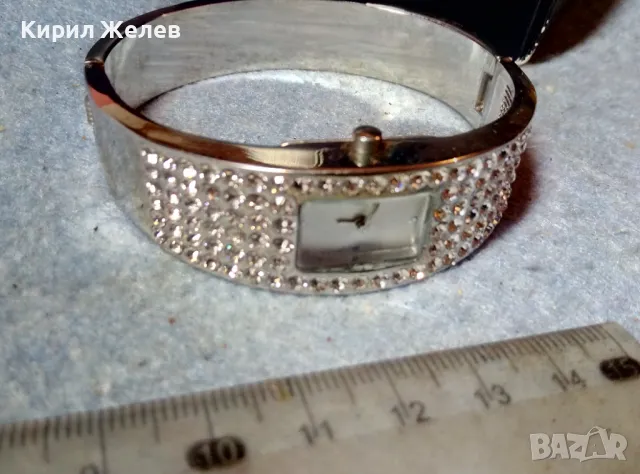 AVON СТИЛЕН ДАМСКИ КВАРЦОВ ЧАСОВНИК на ЕЙВЪН с БЛЕСТЯЩИ КРИСТАЛИ Тип ГРИВНА с КУТИЯТА му 47659, снимка 9 - Дамски - 47609944