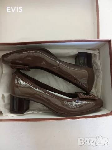 Нови лачени кафяви обувки с нисък ток и камъни, снимка 3 - Дамски елегантни обувки - 50907347