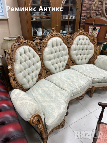 Троен диван стил Барок произведен в Англия.