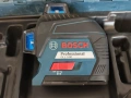 Линеен лазерен нивелир Bosch GLL 3-80 Professional - 360° (3 линии), снимка 1