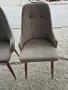 Трапезен стол с тъмносив плюш и кафяви дървени крака, снимка 3