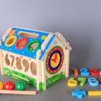Дървена къщичка с цифри и часовник, снимка 1 - Образователни игри - 40046017