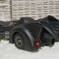 Batmobile - 1989 г. Мащаб 1:18  . Колата е чисто нова с LED светлини, снимка 5 - Колекции - 44404225
