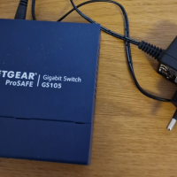 Суич NETGEAR ProSAFE GS105v5 - 5 Port Gigabit Ethernet Unmanaged Switch, снимка 1 - Суичове - 44916302