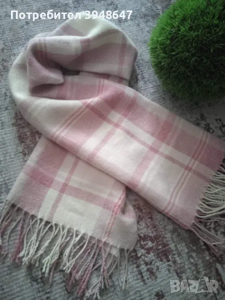 Дамски шал в бяло с принт розово каре, снимка 1