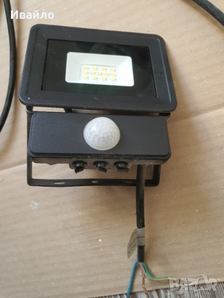 Уличен Прожектор с Фотоклетка 10W, 2800К Цвят на Светлината, снимка 1