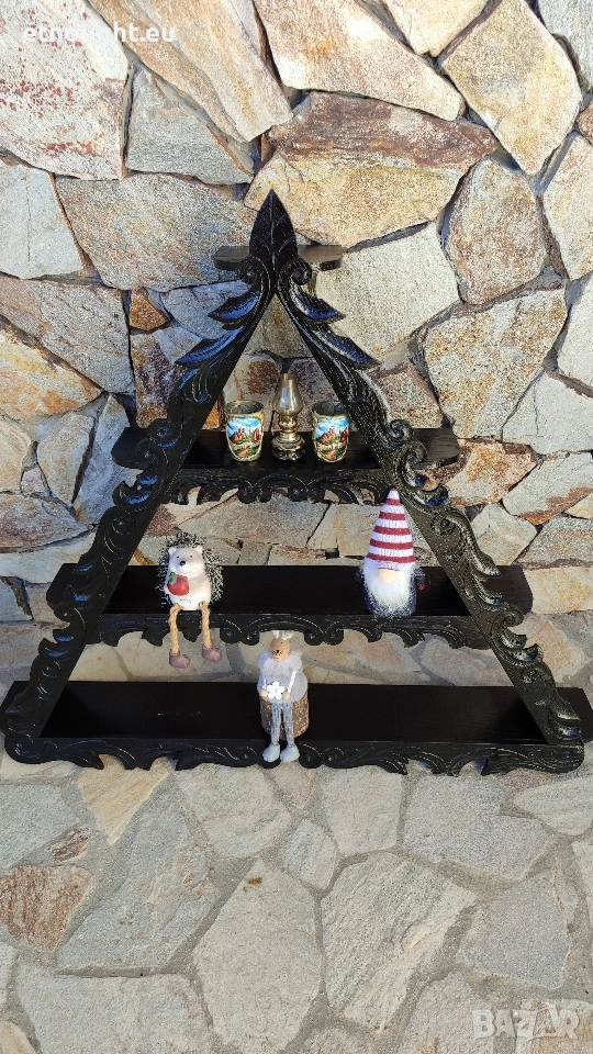 Красива триъгълна стенна етажерка с дърворезба , снимка 1