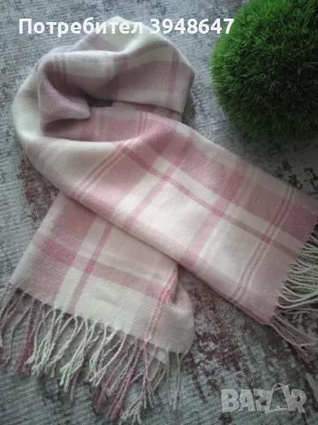 Дамски шал в бяло с принт розово каре