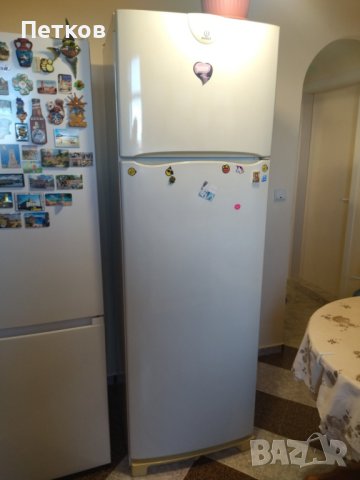 Продавам голям хладилник с фризер Indesit, снимка 1 - Хладилници - 42903662