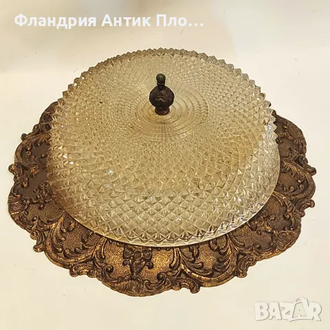 Старинен плафон със стъклен абажур и месингова основа