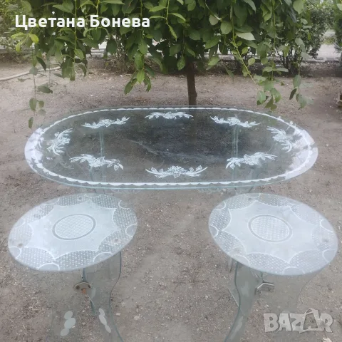 една стъклена маса и две малки.