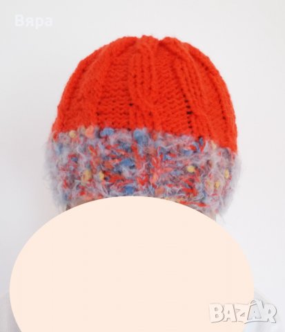 НОВА Ръчно плетена шапка - ярко оранжева, с мохерна лента - светло синьо!, снимка 3 - Шапки, шалове и ръкавици - 37809821