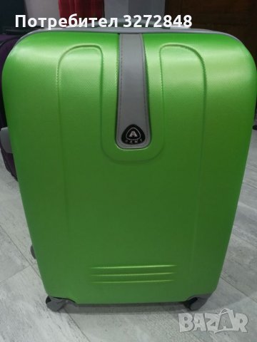 Куфар 70/45/25см-твърд с  4 колелца