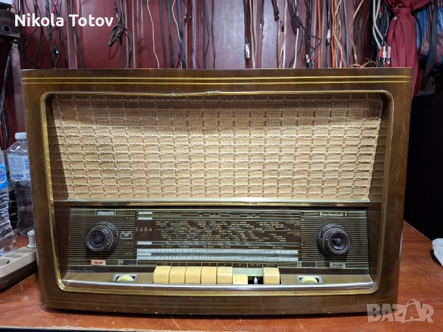 Продава се дървено радио  Saba  . 