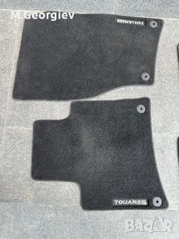 ОРИГИНАЛНИ СТЕЛКИ И ОРИГИНАЛЕН  ГУМЕН ЛИГЕН ЗА БАГАЖНИКА ЗА VW TOUAREG след 2013год, снимка 2 - Аксесоари и консумативи - 50397604