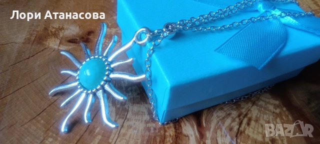 Модерно колие със слънчоглед - с деликатен висулка във формата на цвете, закрепен на фина верижка