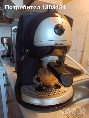 Кафе машина Делонги с ръкохватка с крема диск, италианска, работи отлично 