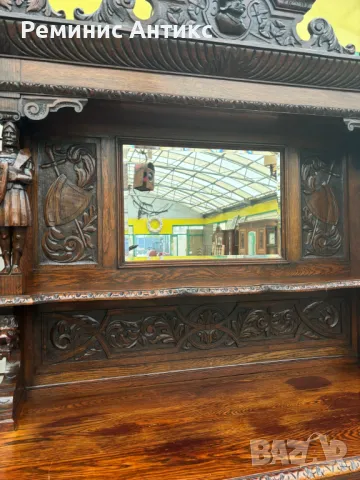 Викториански бюфет от дъб с шкаф, дърворезба и огледало