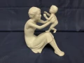 Статуетка порцеланова "Майка с дете", снимка 2