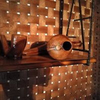 Метална етажерка с дървени полици с керамични и дървени аксесоари  , снимка 2 - Етажерки - 34958989