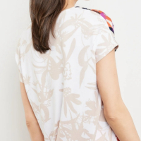 ИЗКЛЮЧИТЕЛНО КРАСИВА блуза с флорална щампа, снимка 3 - Тениски - 44523421