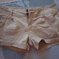 Къси панталони в кремав цвят, снимка 1 - Панталони - 44518308