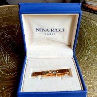 Позлатена Щипка NINA RICCI с Камък в Луксозна Кутийка. и Вратовръзка ., снимка 1 - Бижутерийни комплекти - 31188363