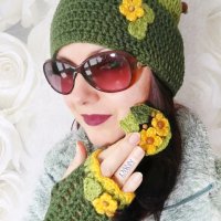 Плетен комплект шапка шал ръкавици и брошка в зелено, снимка 1 - Шапки - 31956537
