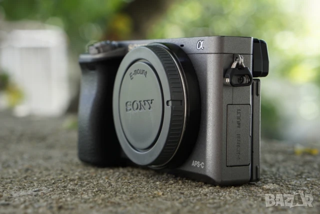 Sony A6000 (Silver Black Edition), снимка 3 - Фотоапарати - 50509561