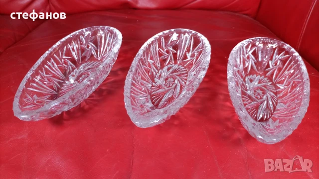 Три кристални съда за мезета, ядки, еднакви, листовидни